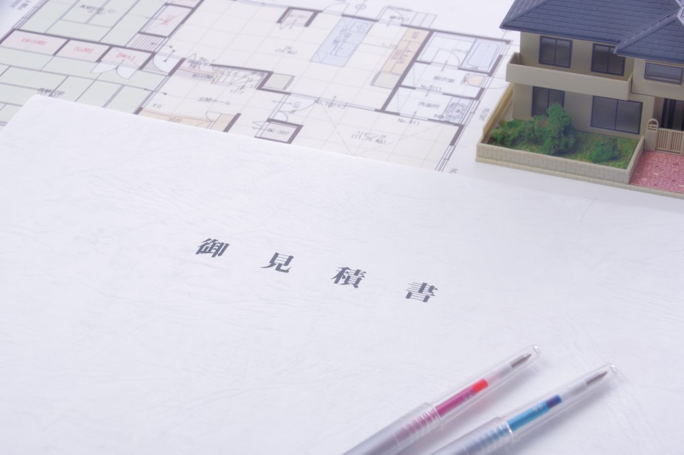 住宅ステルス値上げの実態はハウスメーカーなどが価格維持に必死なことの裏返しで建築コスト高騰の調整をダウングレードなどで行なっている